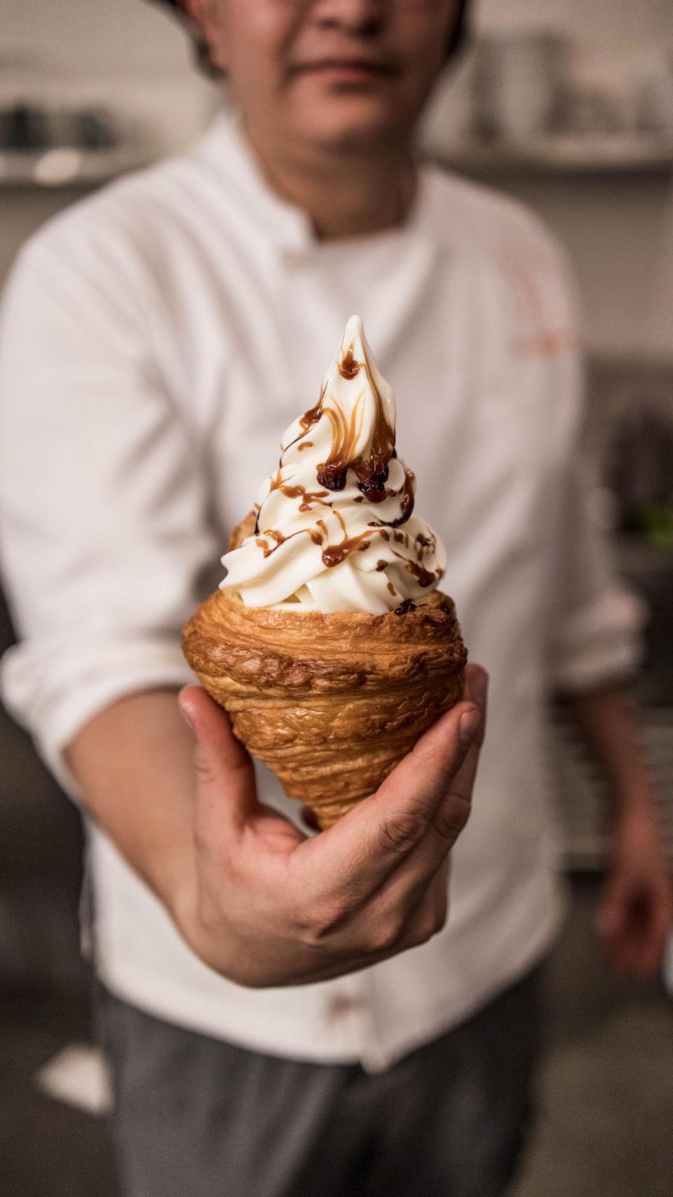 El croissant helado con sirope.