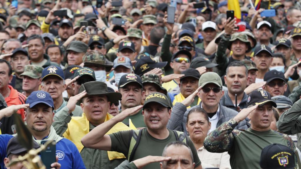Militares y policías retirados protestan en contra del Gobierno de Petro, el miércoles 9 de mayo.