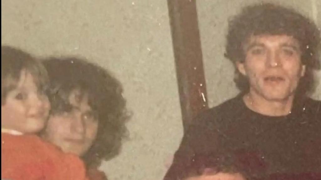 Rosa (a la izquierda, sosteniendo a un niño) y su hermano Francisco (arriba al centro), asesinado por ETA el 7 de agosto de 1991.