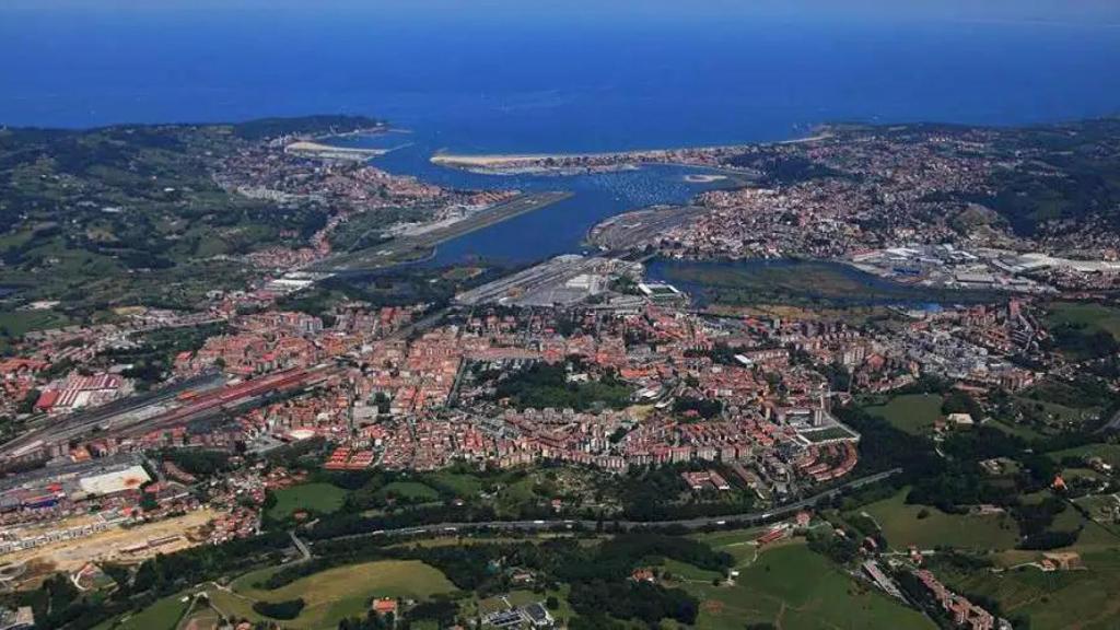 Vista aérea de Irún, a la izquierda; y Hendaya, a la derecha, separadas por el río Bidasoa.
