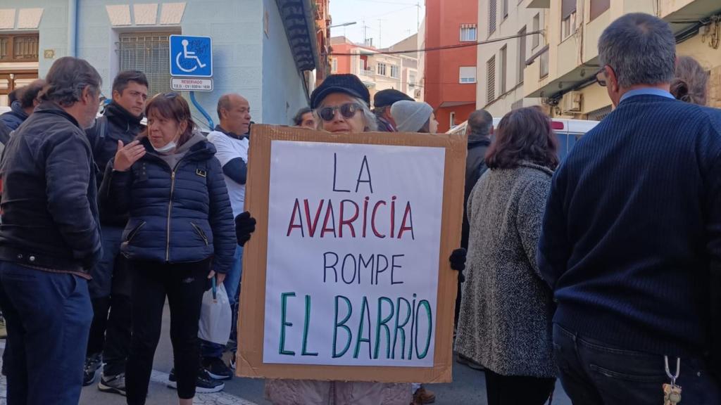 Una vecina protesta ante un desahucio en el barrio.