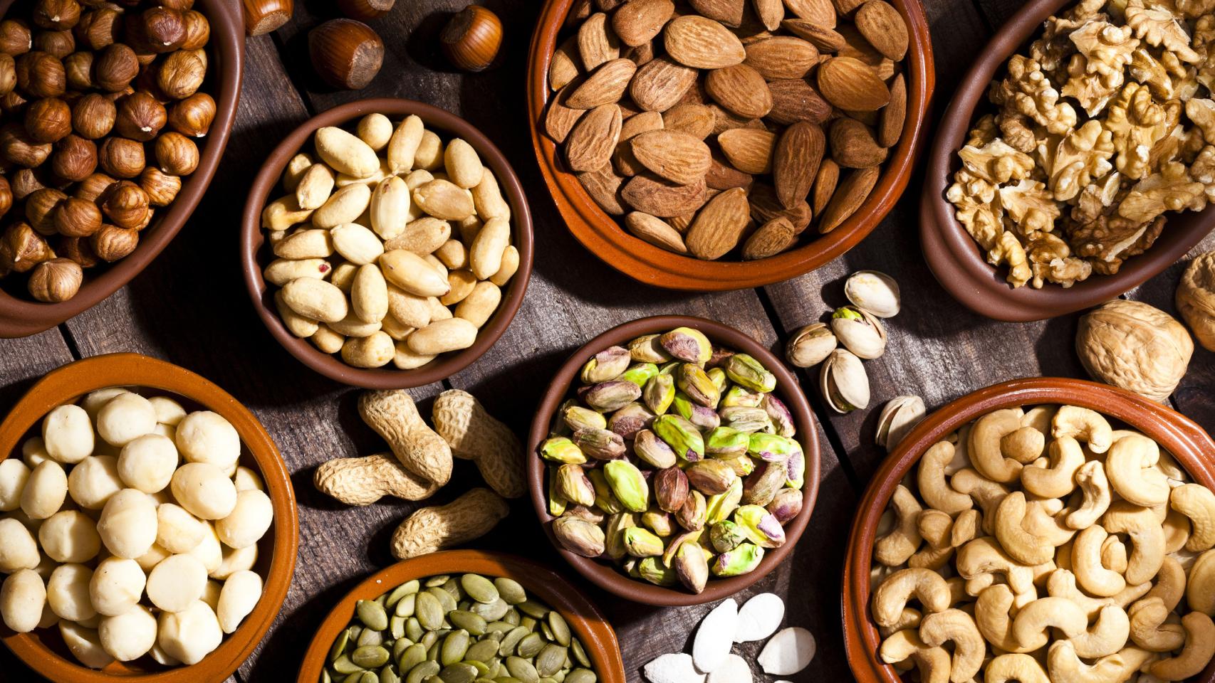 Varios cuencos con frutos secos y legumbres como los anacardos.