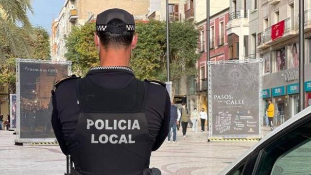 Un agente de la Policía Local de Elche, en imagen de archivo.