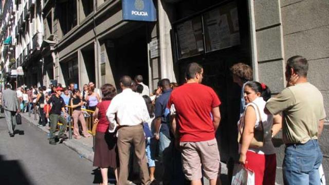 Las colas son habituales en las comisarías para acceder al servicio de Extranjería.