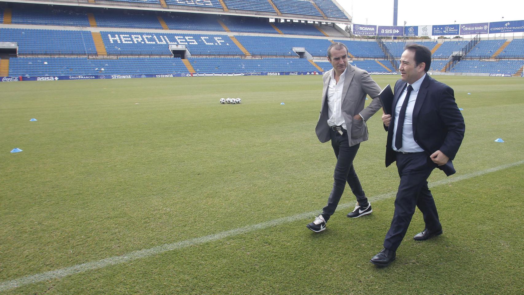 Carlos Parodi junto al director del IVF, Manuel Illueva, en la visita al Rico Pérez este viernes.