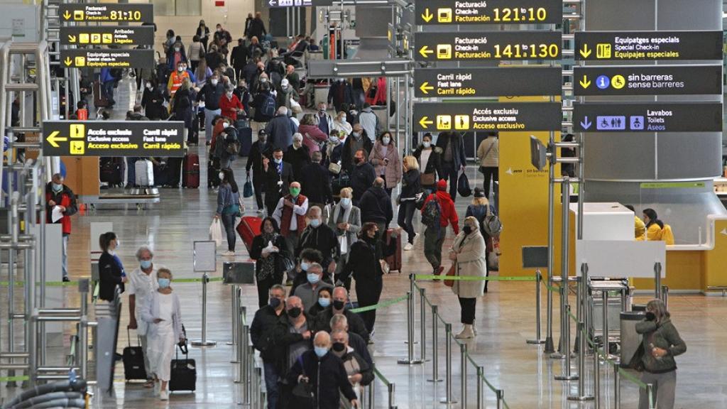 Interior del aeropuerto de Alicante-Elche, en imagen de archivo.