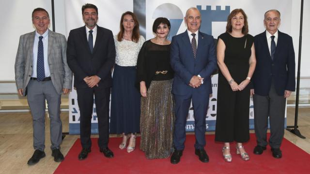 La Junta Directiva del COMA con el alcalde de la ciudad en el 125 aniversario de la constitución del Colegio.