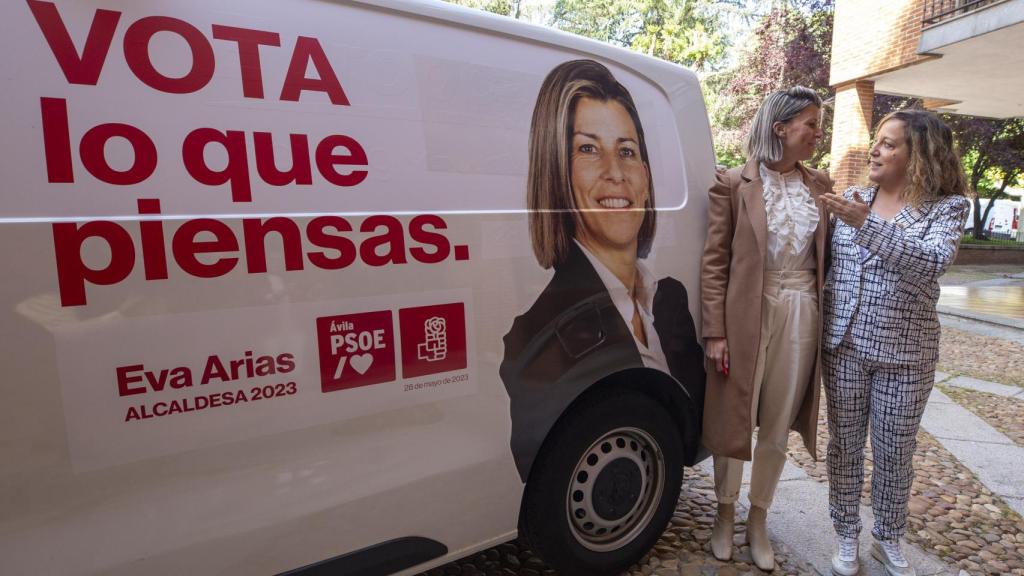 La eurodiputada Iratxe García y la candidata a la Alcaldía de Ávila, Eva Arias, durante el acto de este viernes.