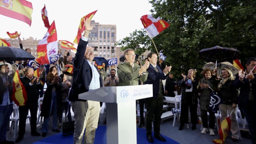 El presidente del Partido Popular, Alberto Núñez Feijóo, y su homólogo en Castilla y León, Alfonso Fernández Mañueco, clausuran el primer mitin de campaña de los ‘populares’ de la Comunidad, junto a Jesús Julio Carnero
