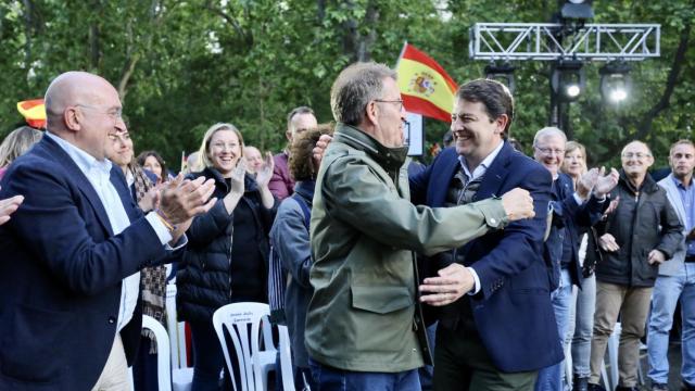 El presidente del Partido Popular, Alberto Núñez Feijóo, y su homólogo en Castilla y León, Alfonso Fernández Mañueco