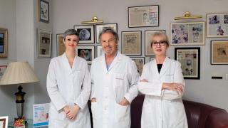 El doctor Jan Tesarik, junto con las doctoras Carmen Mendoza y Raquel Mendoza, en su clínica de reproducción asistida.