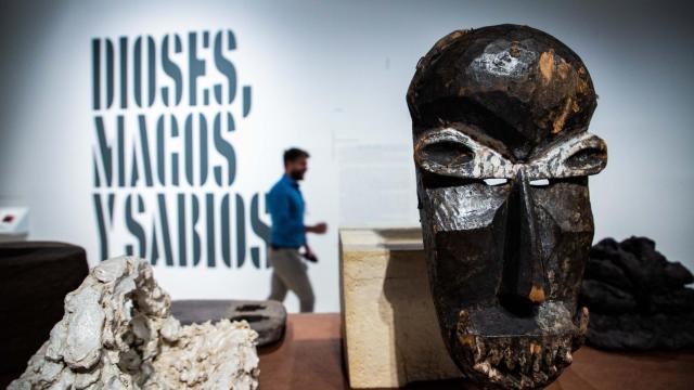 'Pathosformeln' de Rosa Amorós en la entrada a la exposición 'Dioses, magos y sabios'