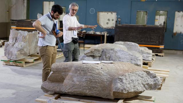 Fragmentos de una escultura del Museo de Mosul destruida por los yihadistas. Foto: Khalid Al-Mousily (Reuters)