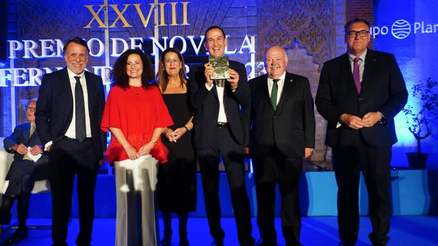 Roberto Santiago recoge el premio 'Fernando Lara' por su novela 'La rebelión de los buenos'.