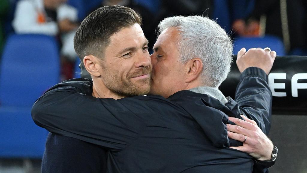 José Mourinho y Xabi Alonso se funden en un sentido abrazo.