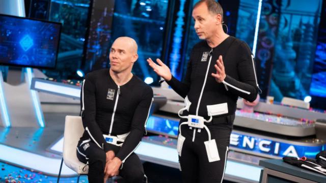 Rickard Nilsson, atleta paralímpico, desarrollador de software y usuario de EXOPULSE y a Nicolas Abboud, uno de los creadores del traje.