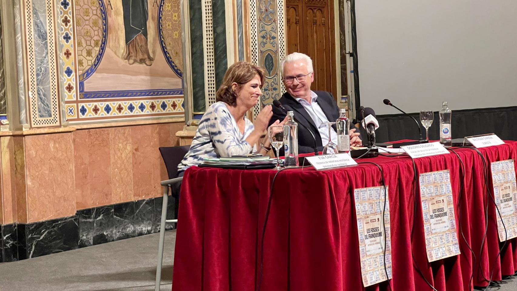 La fiscal Dolores Delgado y Baltasar Garzón durante el acto celebrado este viernes en Valencia.