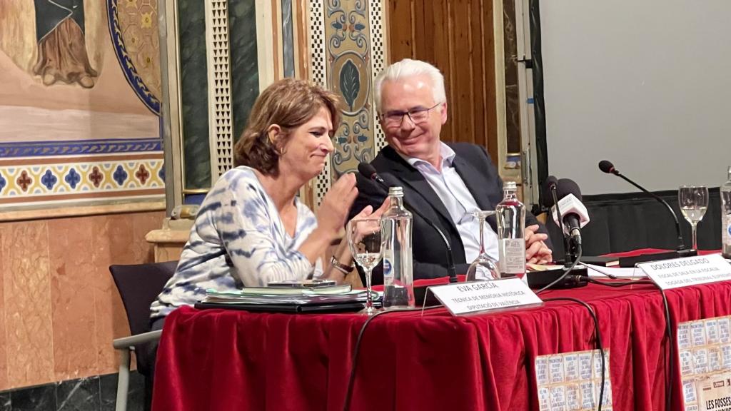 La fiscal Dolores Delgado y Baltasar Garzón durante el acto celebrado este viernes en Valencia.