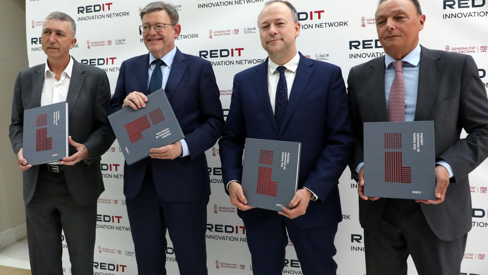 De izquierda a derecha, el consejero de Economía, Rafael Climent; el presidente de la Generalitat, Ximo Puig; el presidente de Redit, Fernando Saludes; y el presidente de la Confederación Empresarial Valenciana, Salvador Navarro, durante la presentación del libro, este jueves.