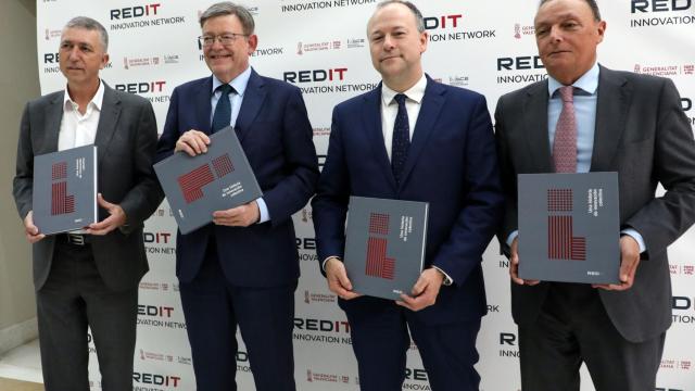 De izquierda a derecha, el consejero de Economía, Rafael Climent; el presidente de la Generalitat, Ximo Puig; el presidente de Redit, Fernando Saludes; y el presidente de la Confederación Empresarial Valenciana, Salvador Navarro, durante la presentación del libro, este jueves.