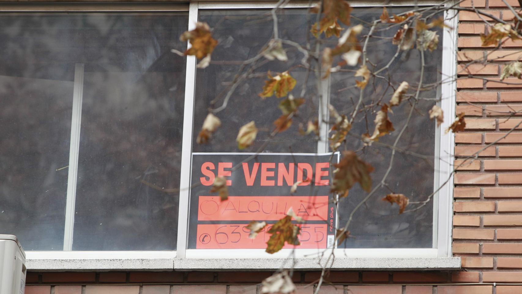 Cartel de se vende en una vivienda.