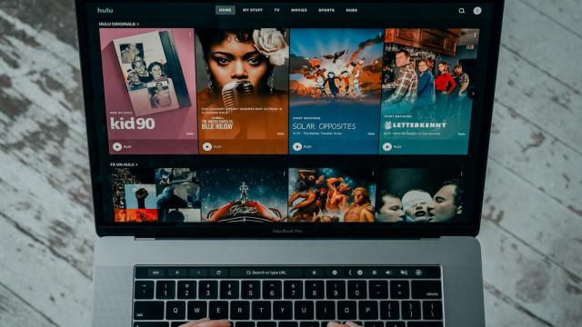 Interfaz de la plataforma de 'streaming' Hulu, propiedad de Disney, en la pantalla de un ordenador portátil.