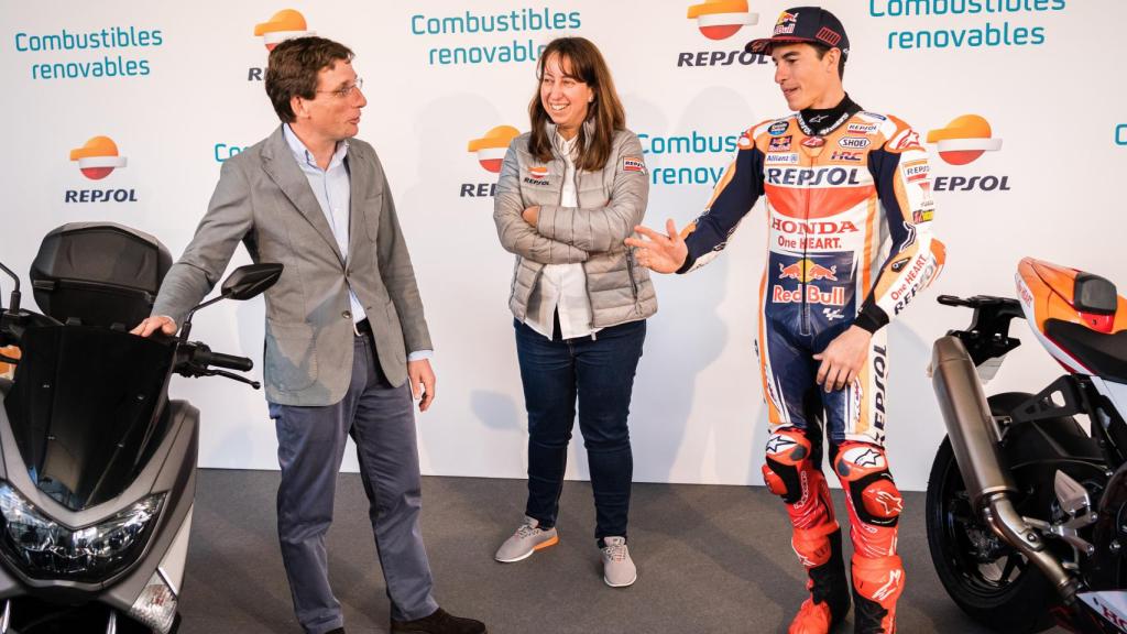 Dolores Cárdenas (Repsol) junto con Marc Márquez y José Luis Martínez -Almeida.