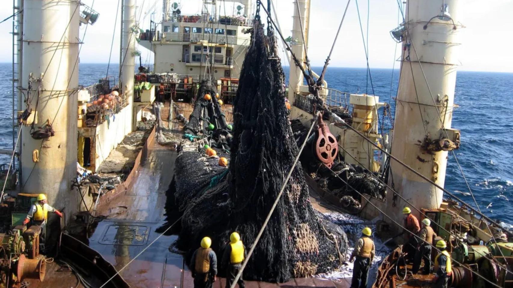Un barco español realizando labores de pesca