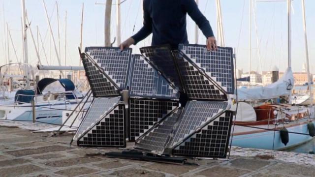 El panel se pliega al estilo origami.
