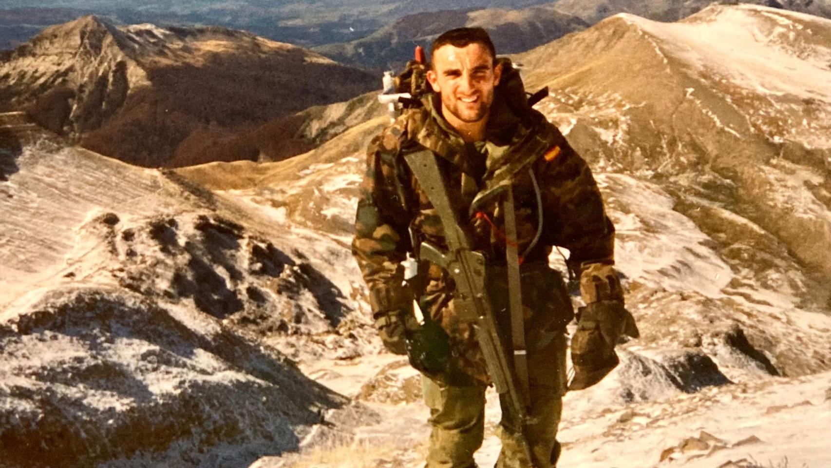 Bernardo Crespo en una marcha por el Pirineo navarro con el Ejército en 1999.