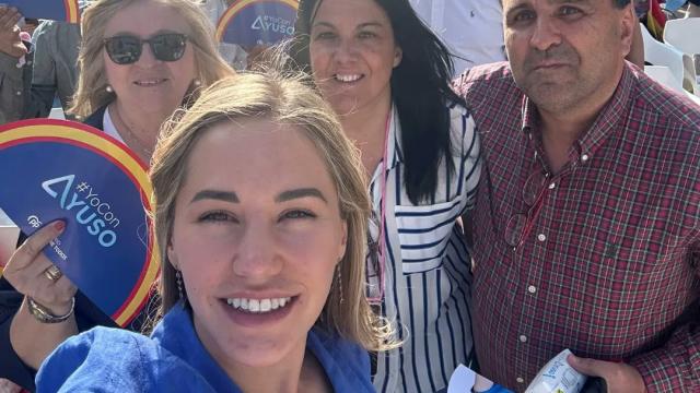 Noelia Núñez con parte de su equipo del PP de Fuenlabrada.