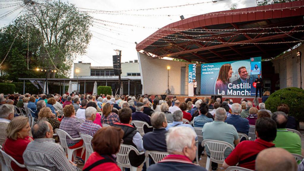 Unas 350 personas han acudido al acto del PSOE en Alcázar de San Juan.