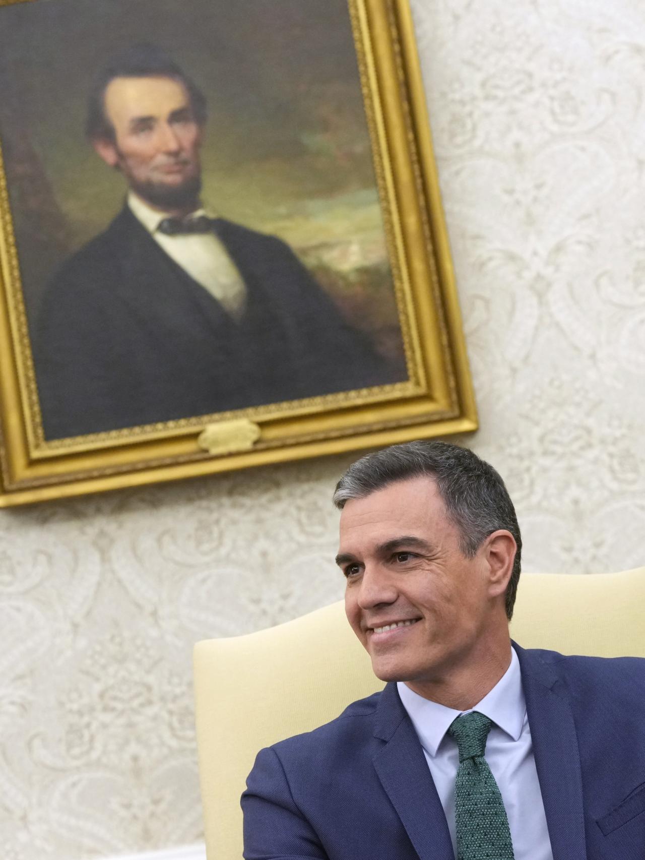 Pedro Sánchez, bajo un retrato de Abraham Lincoln