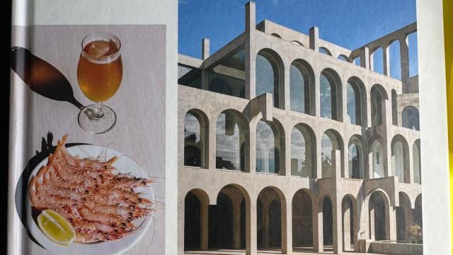 Gambas y arquitectura en la portada de la guía de 'Monocle'.