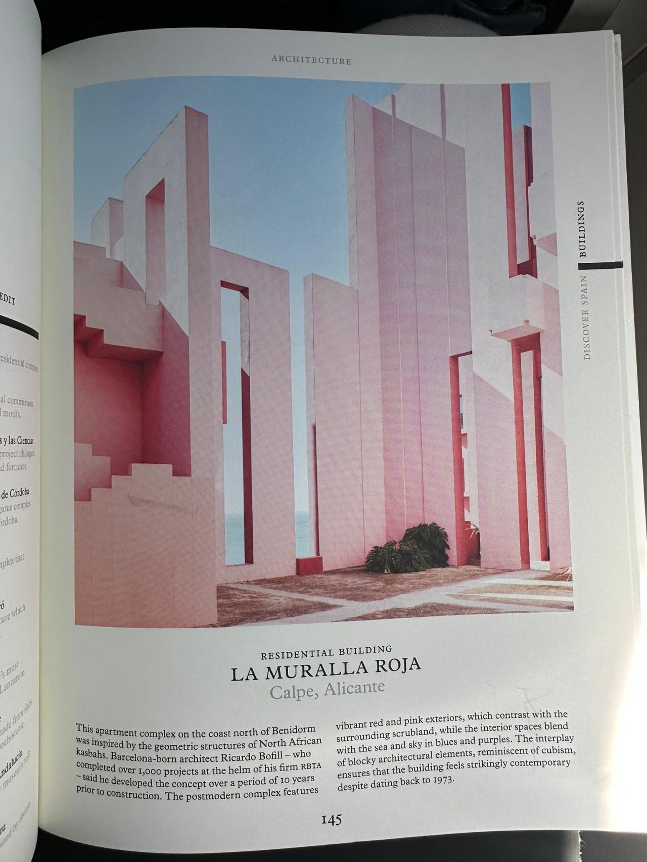 La Muralla Roja de Calpe, de rosa.