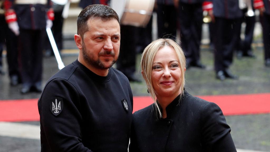 Volodímir Zelenski, presidente de Ucrania, con la primera ministra italiana, Giorgia Meloni.