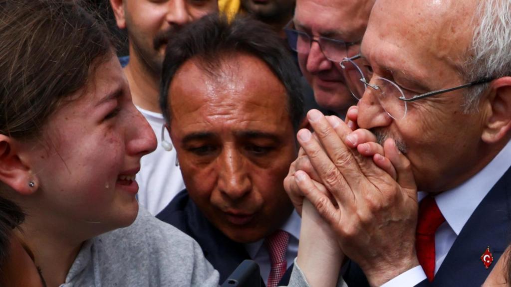 Kemal Kilicdaroglu con simpatizantes en el mausoleo del fundador de la Turquía moderna, Mustafa Kemal Ataturk, el 13 de mayo de 2023.
