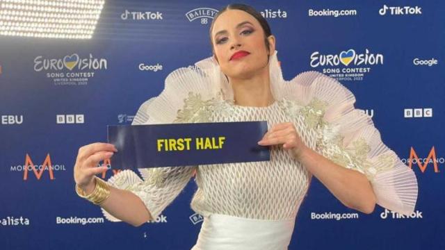 Blanca Paloma, con la papeleta del sorteo que determinó que actuará dentro de la primera mitad del certámen.