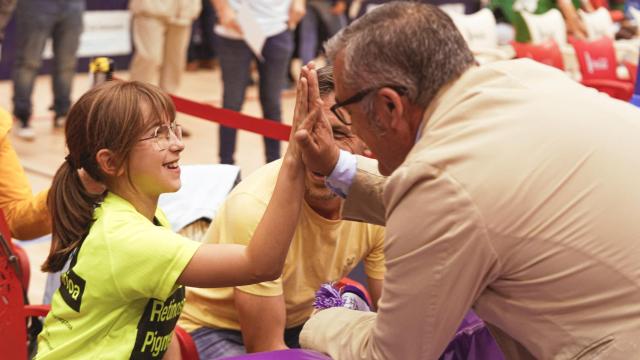 Haizea saluda a Paco García en el polideportivo Pisuerga en presencia de su padre