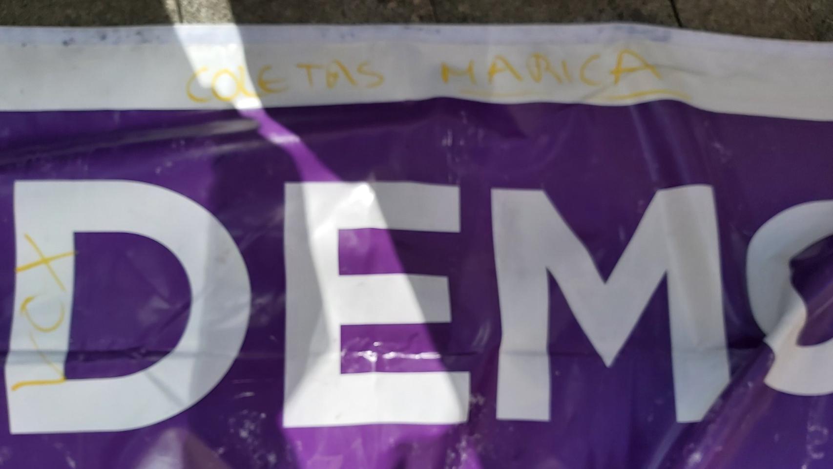 Imagen de las pintadas realizadas en la carpa de Podemos en Salamanca