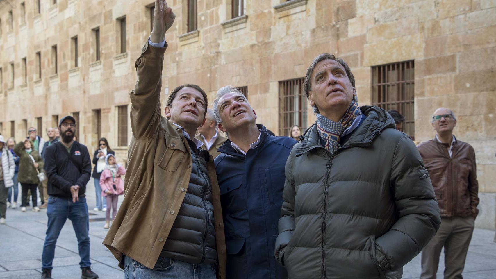 El coordinador general del Partido Popular, Elías Bendodo, el presidente del PP de Castilla y León, Alfonso Fernández Mañueco, y el presidente del Partido Popular de Salamanca y candidato a la Alcaldía de la ciudad, Carlos García Carbayo, participan en un acto de campaña.