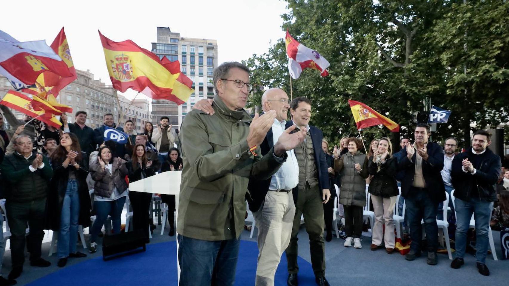 Feijóo, Carnero y Mañueco con los áticos de la Plaza Zorrilla al fondo