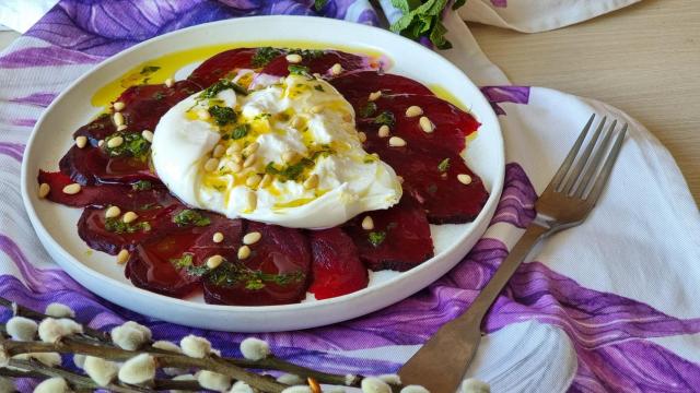 Carpaccio de remolacha con burrata y piñones, un sustituto frío para tus ensaladas de verano
