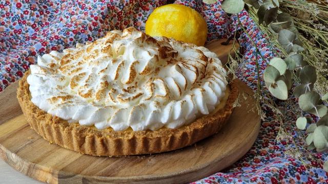 Tarta de queso y fruta de la pasión con merengue, un postre refrescante sin horno