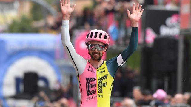Ben Healy celebra su victoria en la octava etapa del Giro.