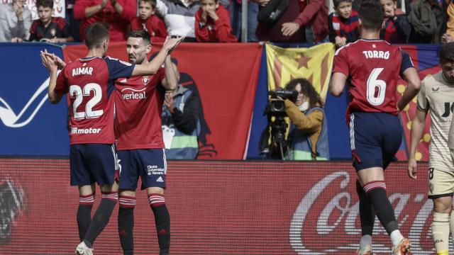 Los jugadores de Osasuna celebran el gol de Moi.