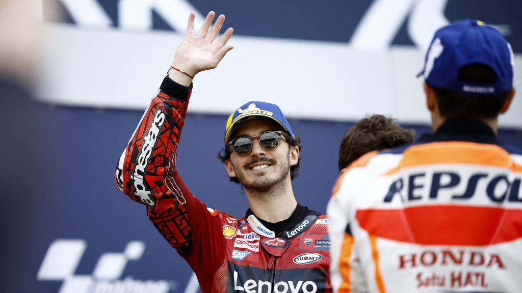 Pecco Bagnaia, autor de la pole, saluda a los aficionados en presencia de Marc Márquez, en Le Mans.