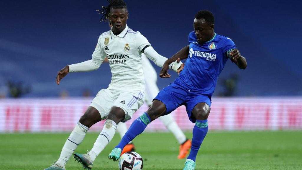 Camavinga persigue a Djené en un duelo del partido