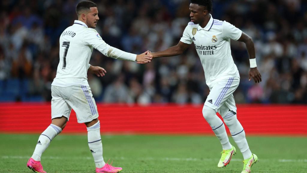 Vinicius entrando al terreno de juego por Hazard.