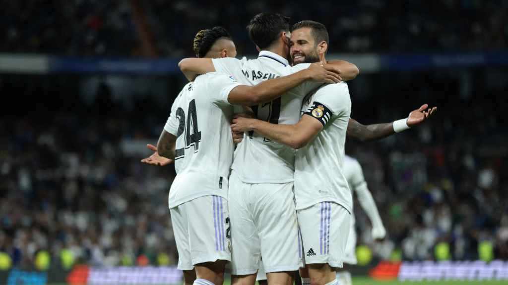 Los jugadores del Real Madrid celebran el gol de Marco Asensio.